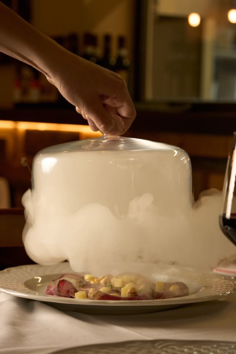 Antipasto servito sotto la campana di vetro affumicata