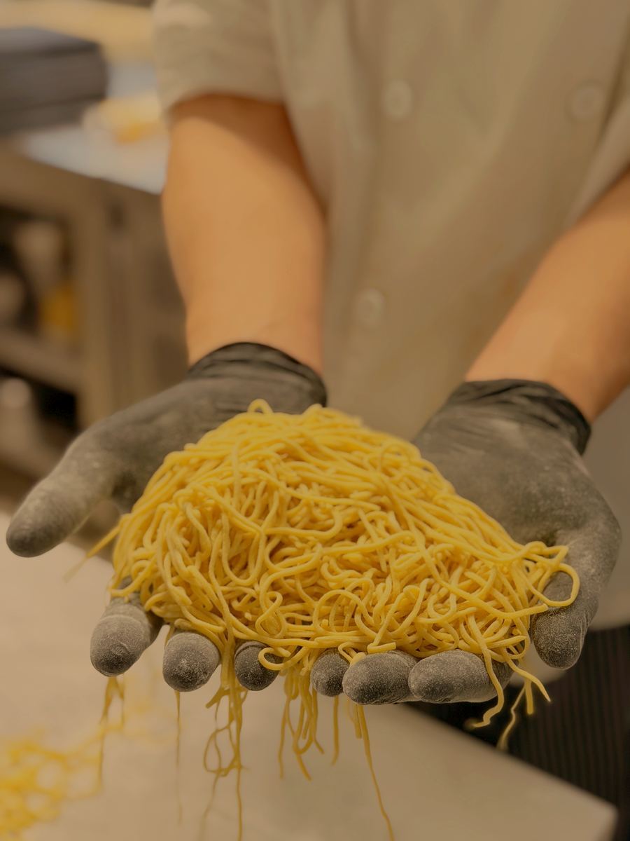 Tagliolini freschi tirati a mano in cucina