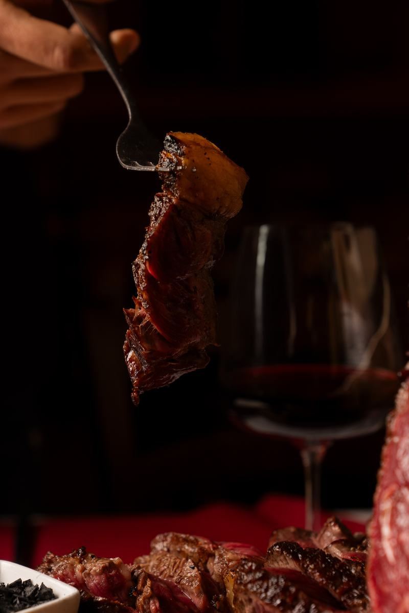 Bistecca tagliata a fette servita in tavola